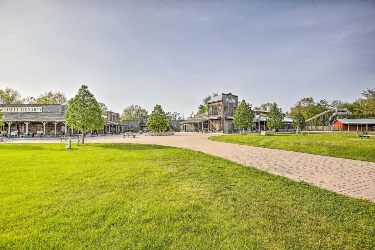 Resort Cabin With Fire Pit Golf, Hike And Play! Rothbury Eksteriør bilde