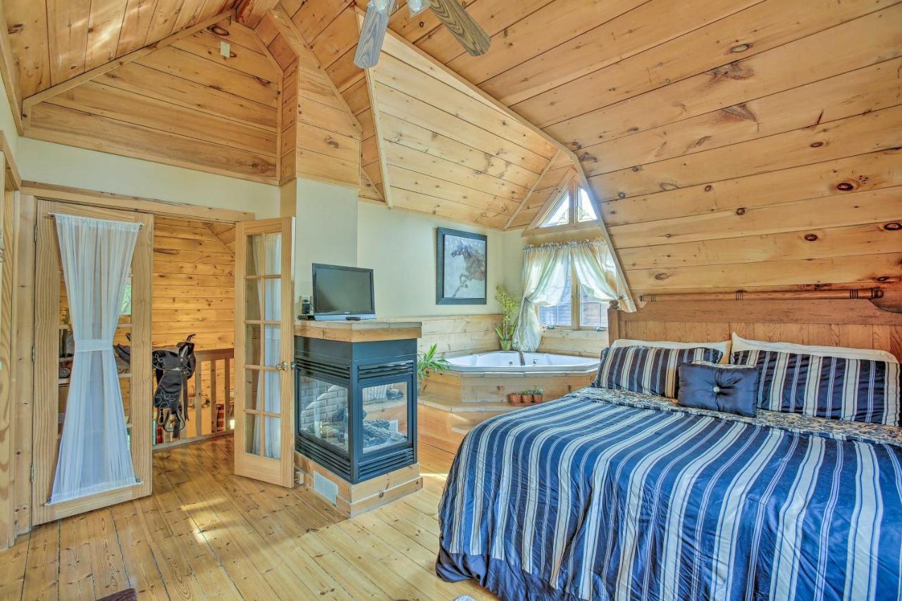 Resort Cabin With Fire Pit Golf, Hike And Play! Rothbury Eksteriør bilde